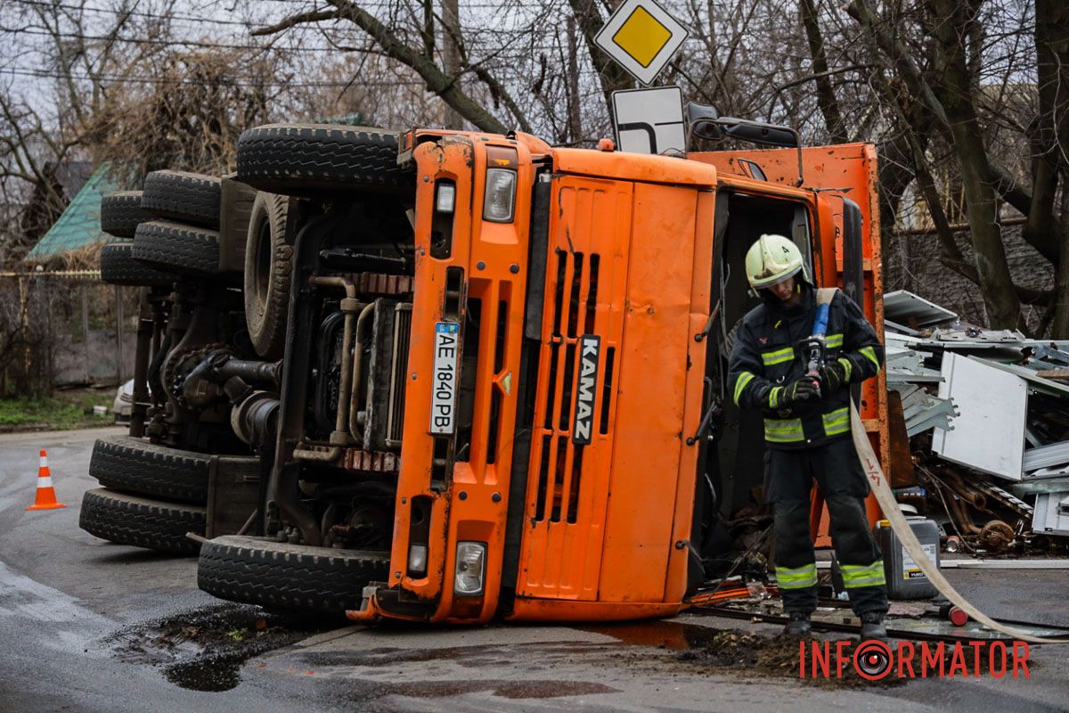 В Днепре на Посполитой перевернулся КамАЗ с ломом: движение затруднено 3