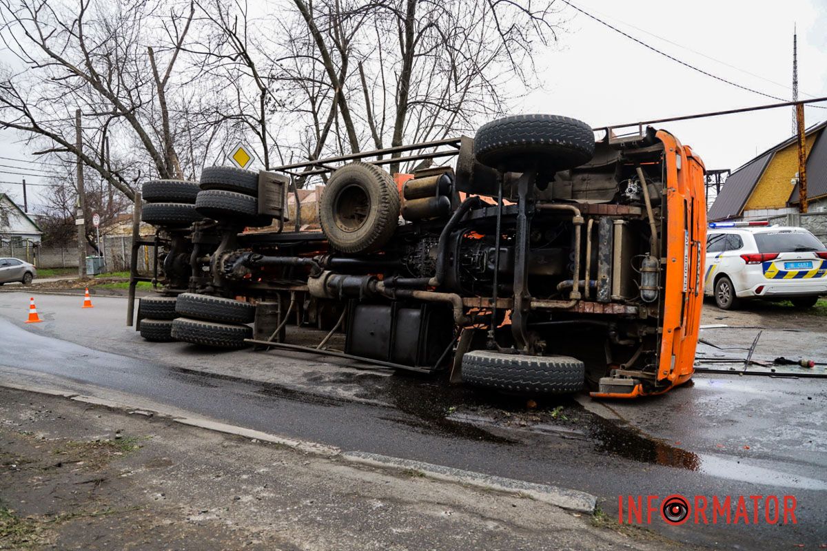 В Днепре на Посполитой перевернулся КамАЗ с ломом: движение затруднено 12