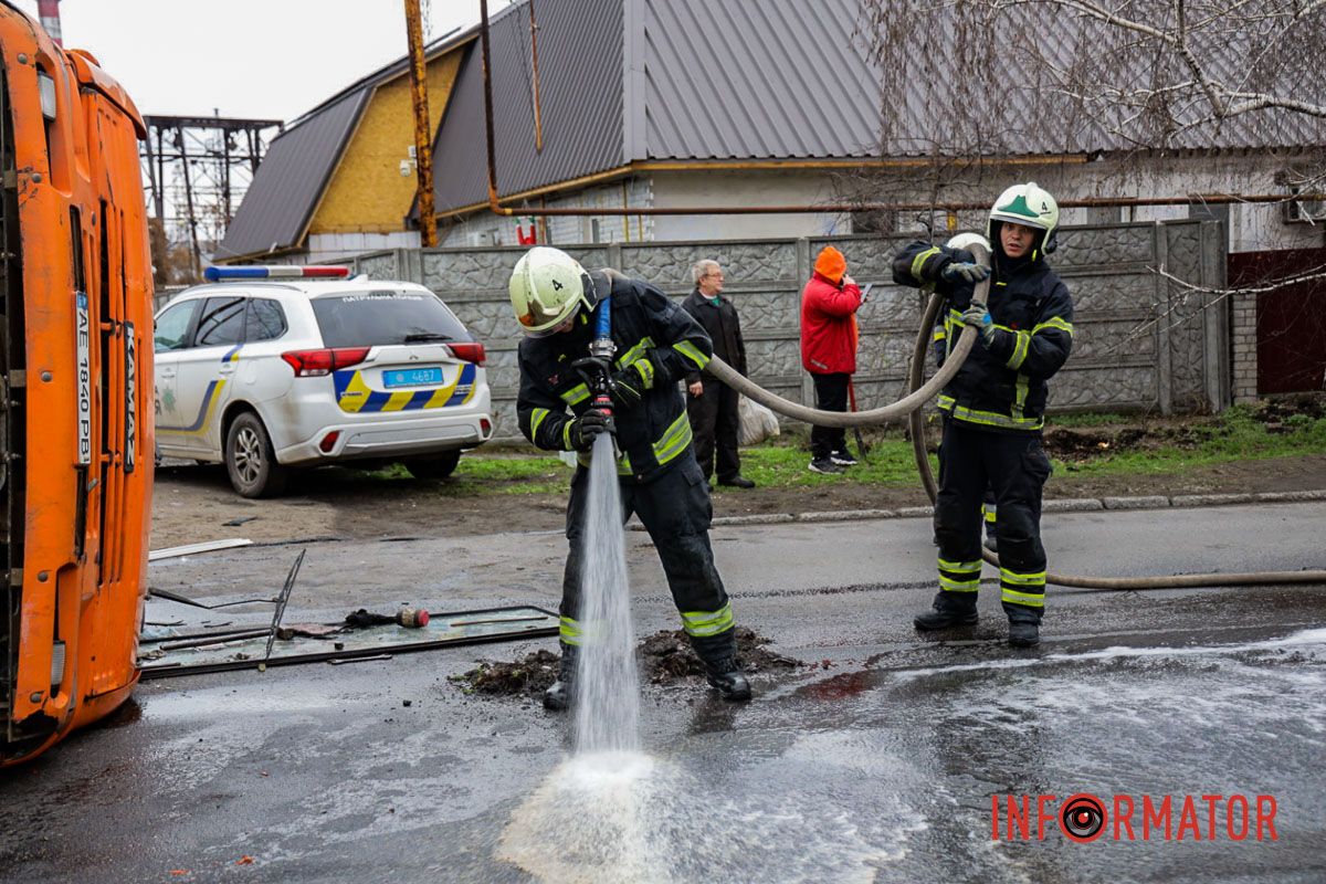 В Днепре на Посполитой перевернулся КамАЗ с ломом: движение затруднено 11