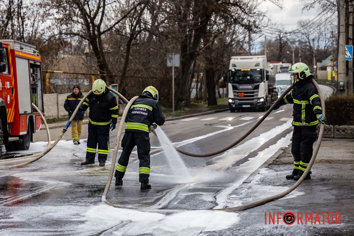 В Днепре на Посполитой перевернулся КамАЗ с ломом: движение затруднено 8
