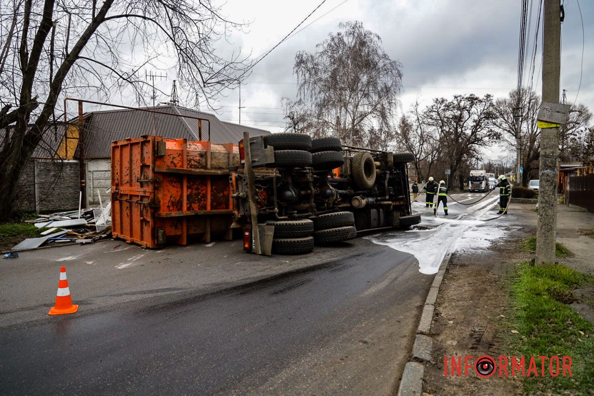 В Днепре на Посполитой перевернулся КамАЗ с ломом: движение затруднено 6