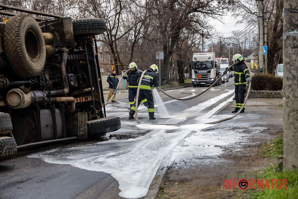В Днепре на Посполитой перевернулся КамАЗ с ломом: движение затруднено 4