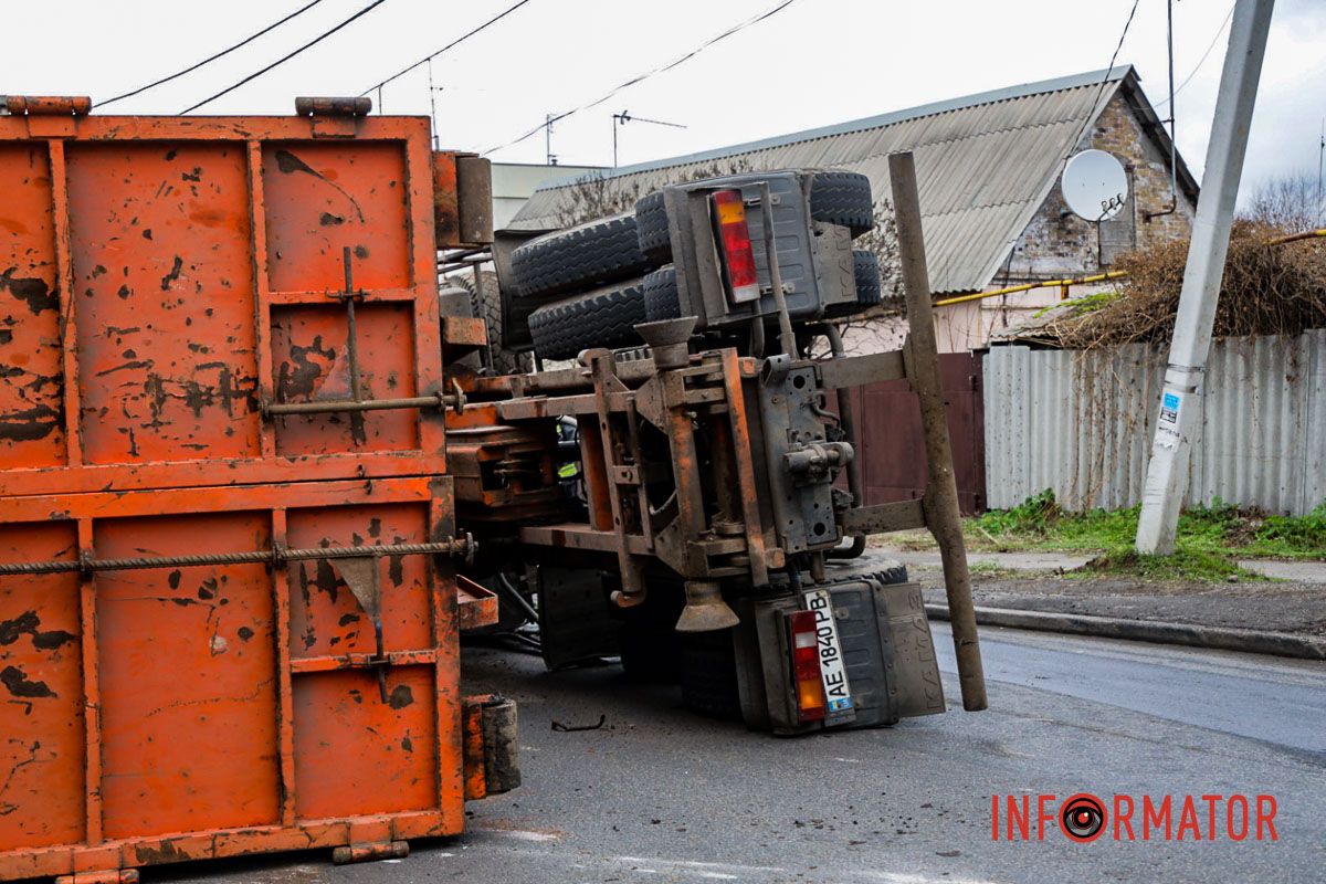 В Днепре на Посполитой перевернулся КамАЗ с ломом: движение затруднено 13