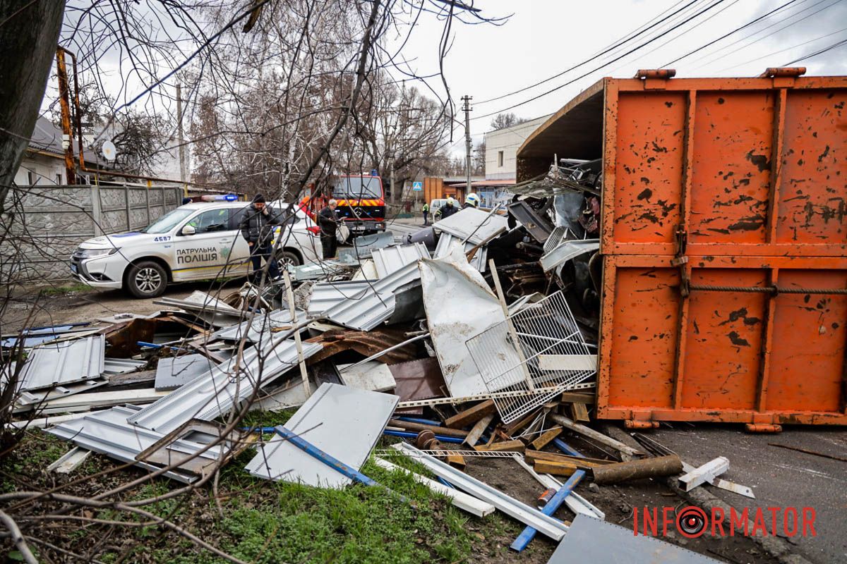 В Днепре на Посполитой перевернулся КамАЗ с ломом: движение затруднено 10