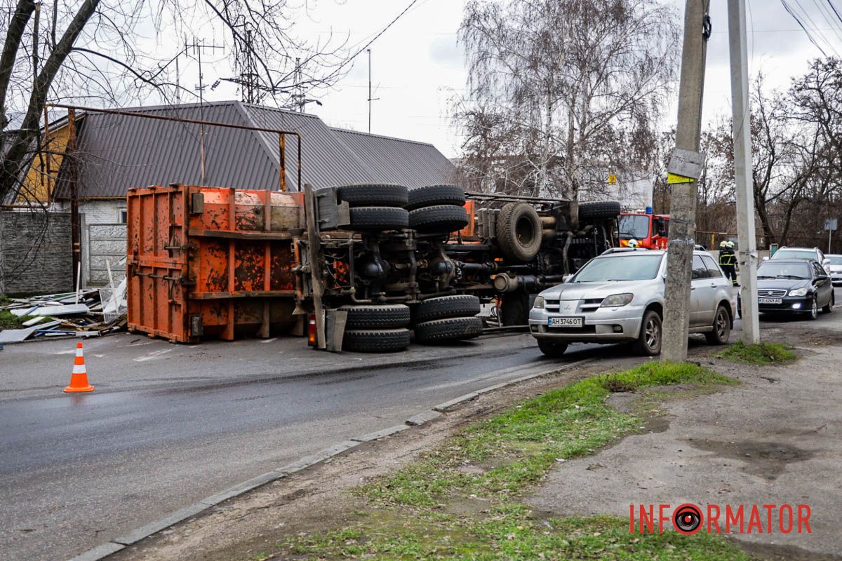В Днепре на Посполитой перевернулся КамАЗ с ломом: движение затруднено 9