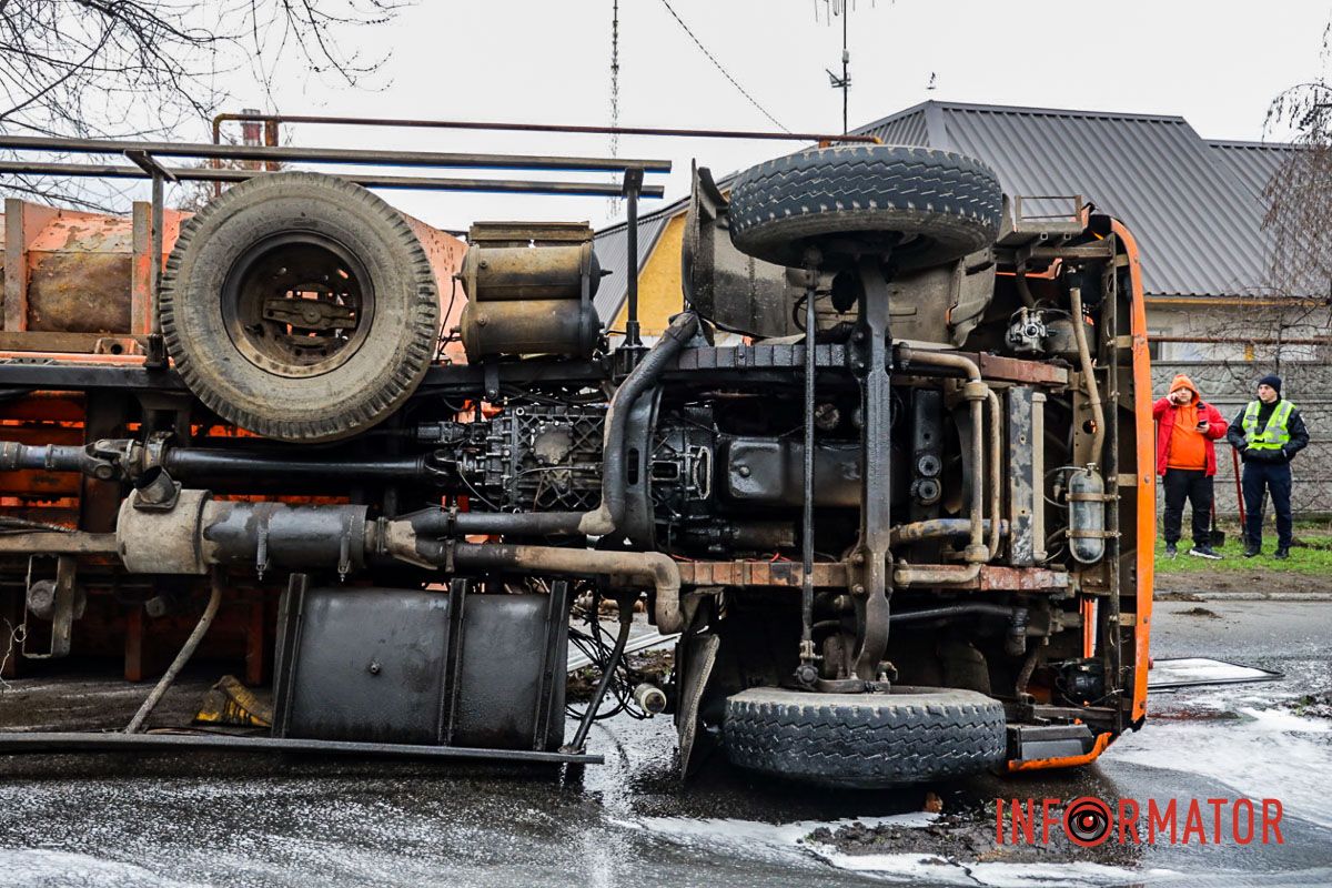 В Днепре на Посполитой перевернулся КамАЗ с ломом: движение затруднено 7