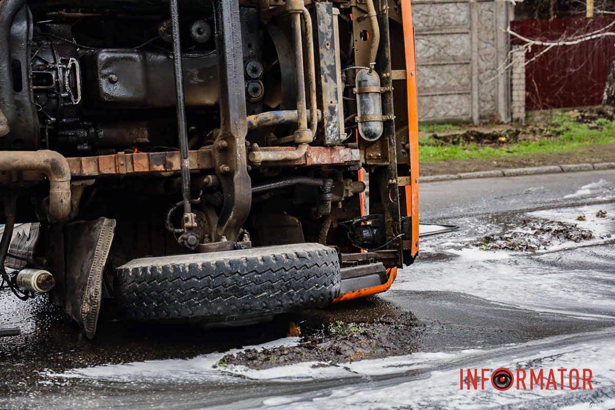 В Днепре на Посполитой перевернулся КамАЗ с ломом: движение затруднено 5