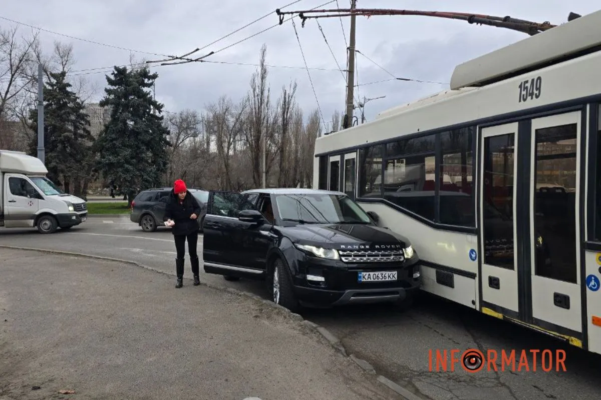 У Дніпрі при заїзді на Новий міст Range Rover зіткнувся з тролейбусом №14 1