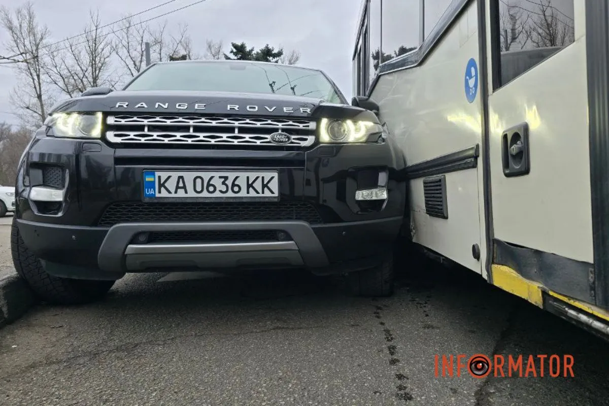 У Дніпрі при заїзді на Новий міст Range Rover зіткнувся з тролейбусом №14 6