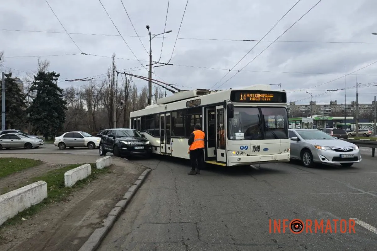 У Дніпрі при заїзді на Новий міст Range Rover зіткнувся з тролейбусом №14 5