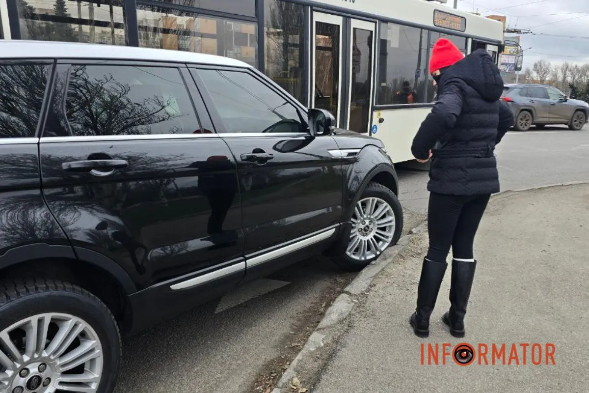 У Дніпрі при заїзді на Новий міст Range Rover зіткнувся з тролейбусом №14 4
