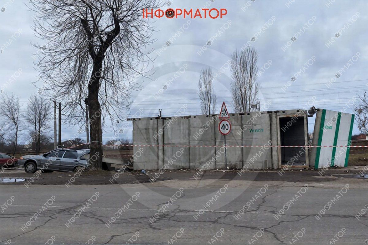 В городе Самар бетонная плита укрытия раздавила авто