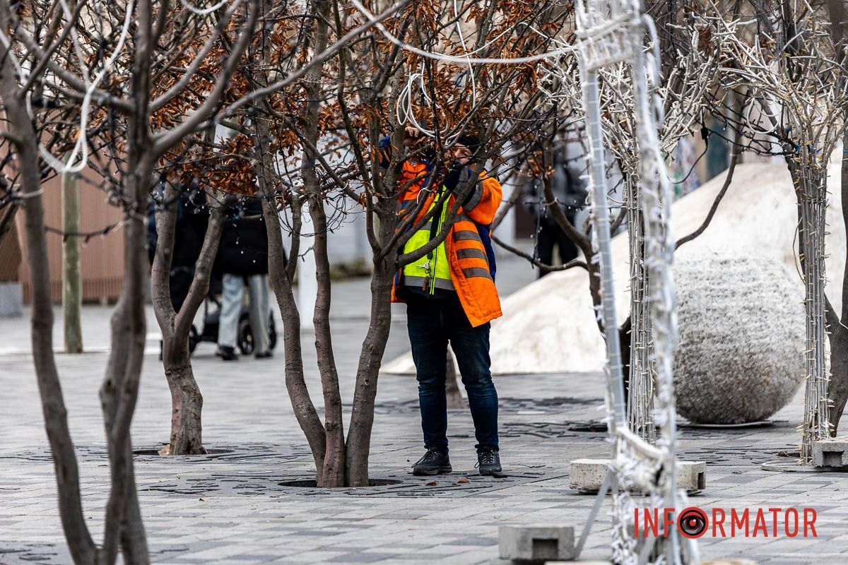 У Дніпрі до зимових свят готують вулицю Яворницького та Успенську площу 19
