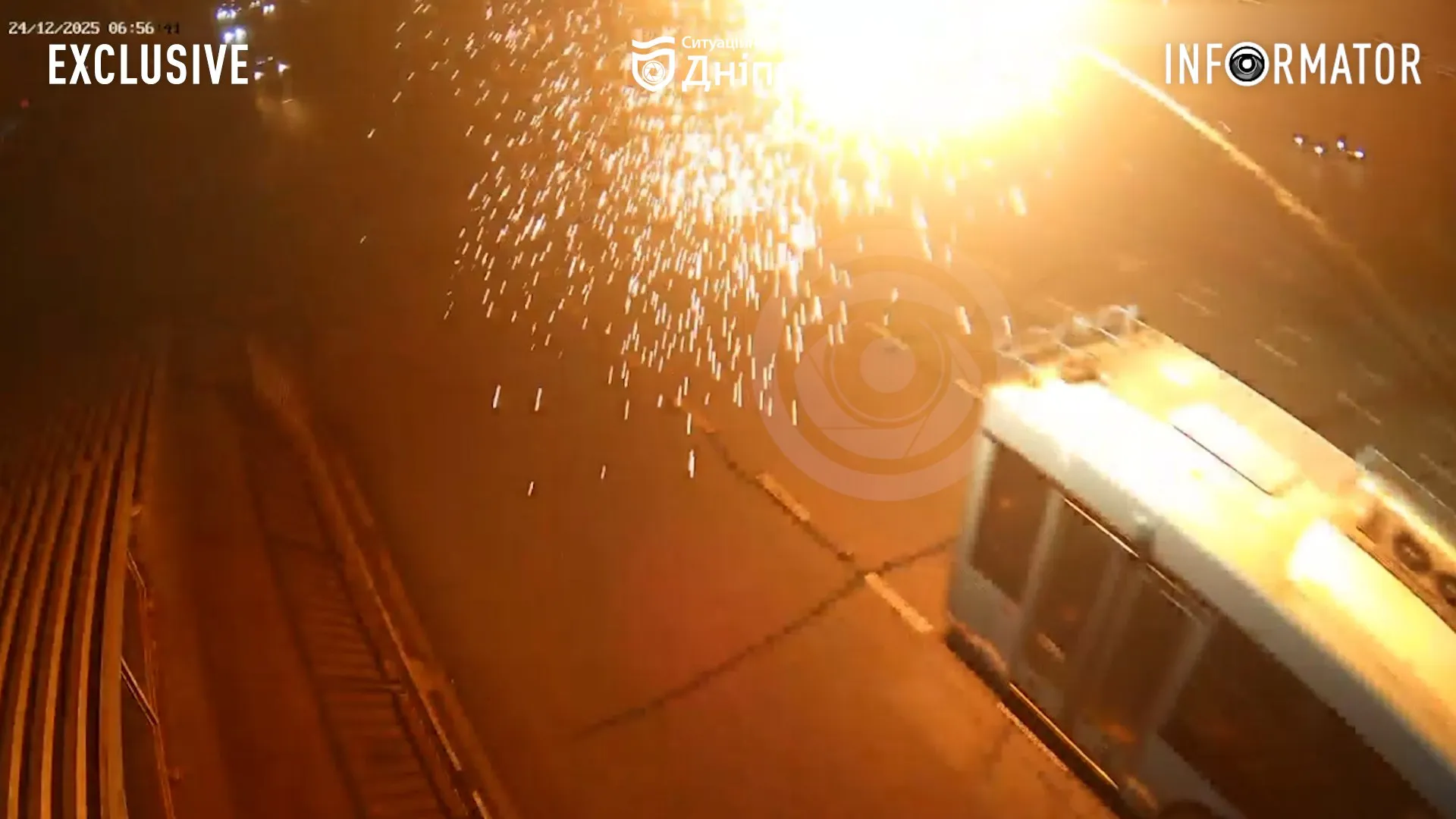 У Дніпрі через обрив дротів лівий берег застиг у заторах: відео моменту