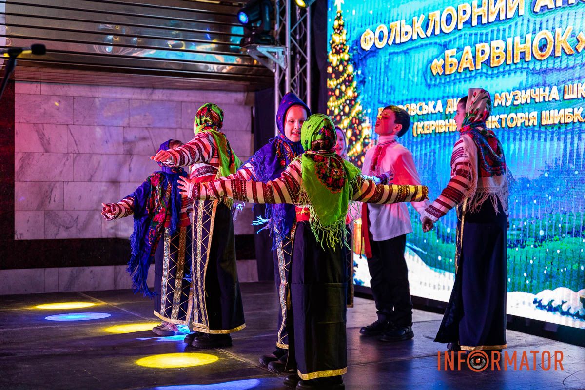 «Ніч перед Різдвом» у метро: як Дніпро колядував на станції «Вокзальна» 1