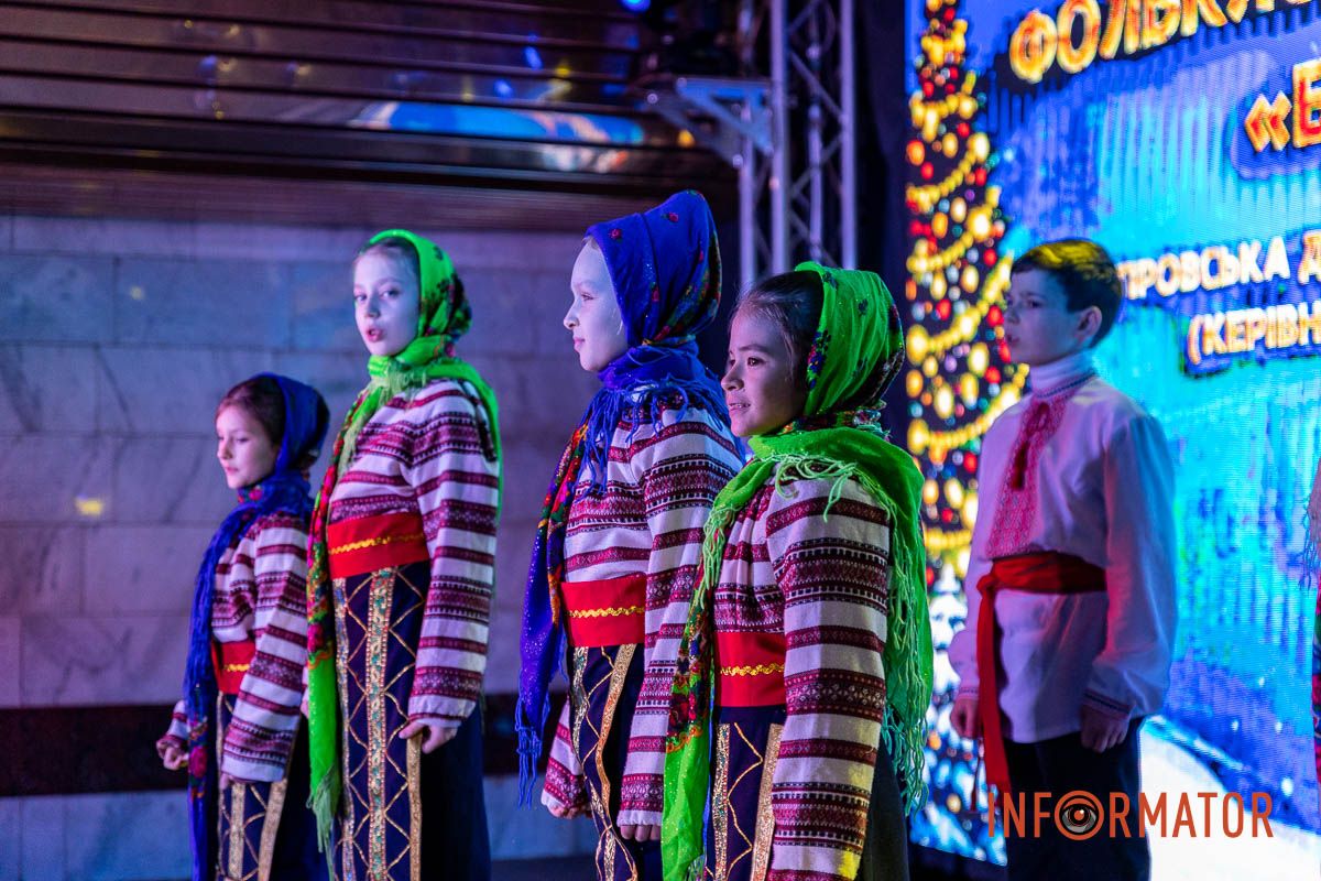 «Ніч перед Різдвом» у метро: як Дніпро колядував на станції «Вокзальна» 2