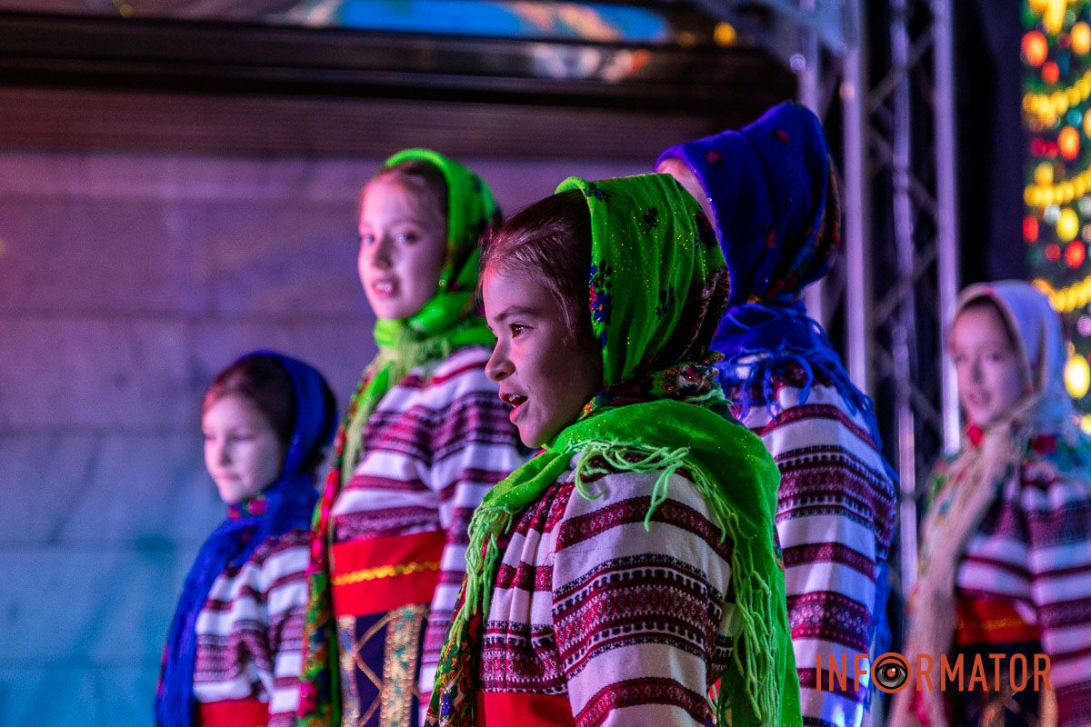 «Ніч перед Різдвом» у метро: як Дніпро колядував на станції «Вокзальна» 3