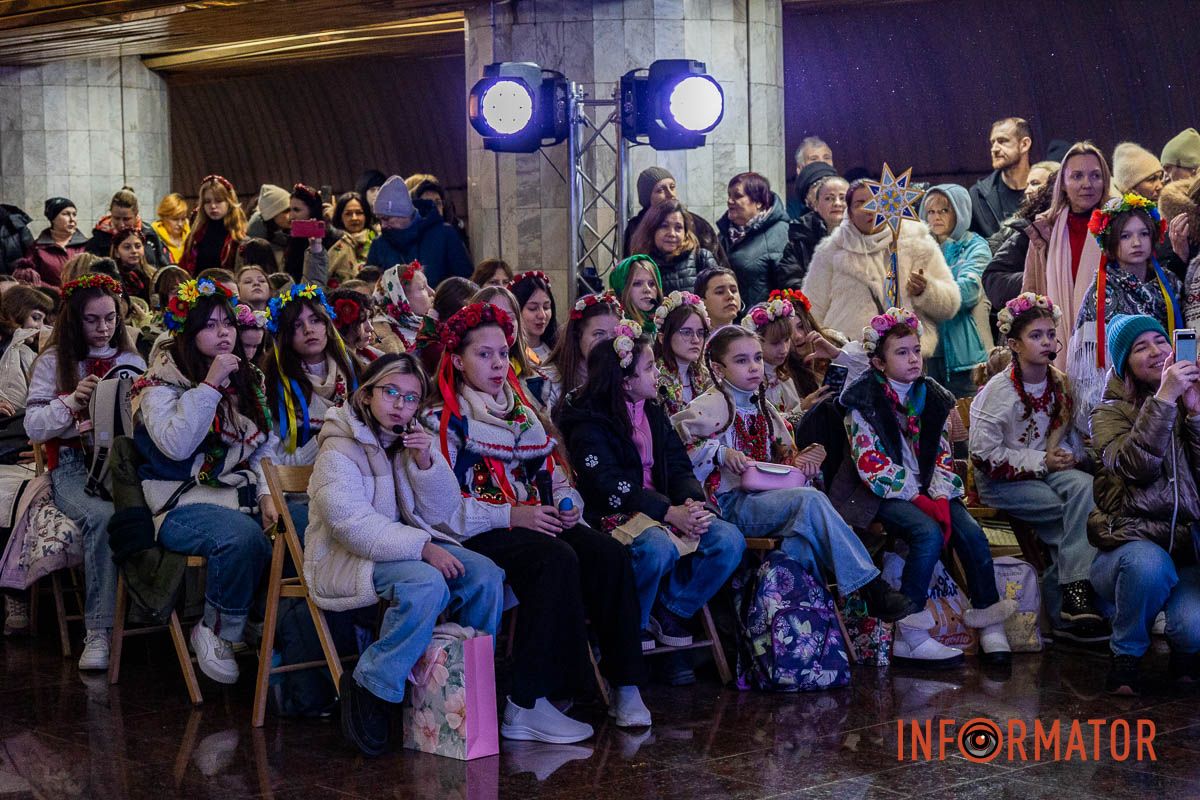 «Ніч перед Різдвом» у метро: як Дніпро колядував на станції «Вокзальна» 4