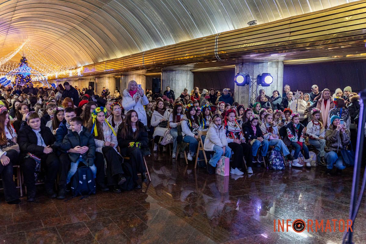 «Ніч перед Різдвом» у метро: як Дніпро колядував на станції «Вокзальна» 5