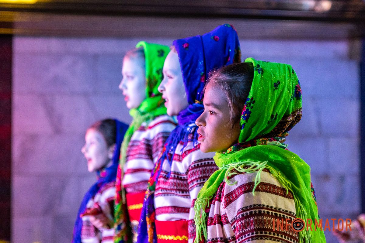 «Ніч перед Різдвом» у метро: як Дніпро колядував на станції «Вокзальна» 6