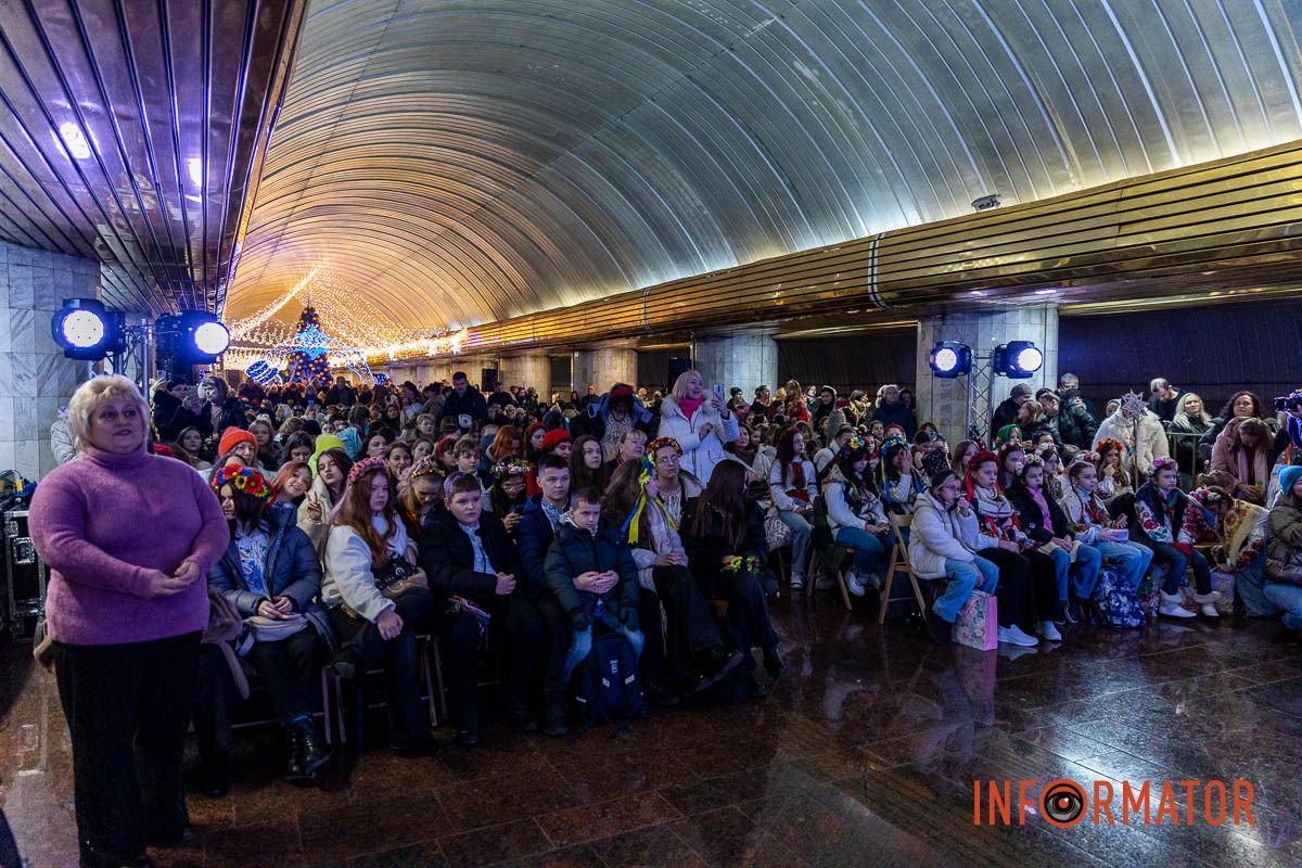 «Ніч перед Різдвом» у метро: як Дніпро колядував на станції «Вокзальна» 7