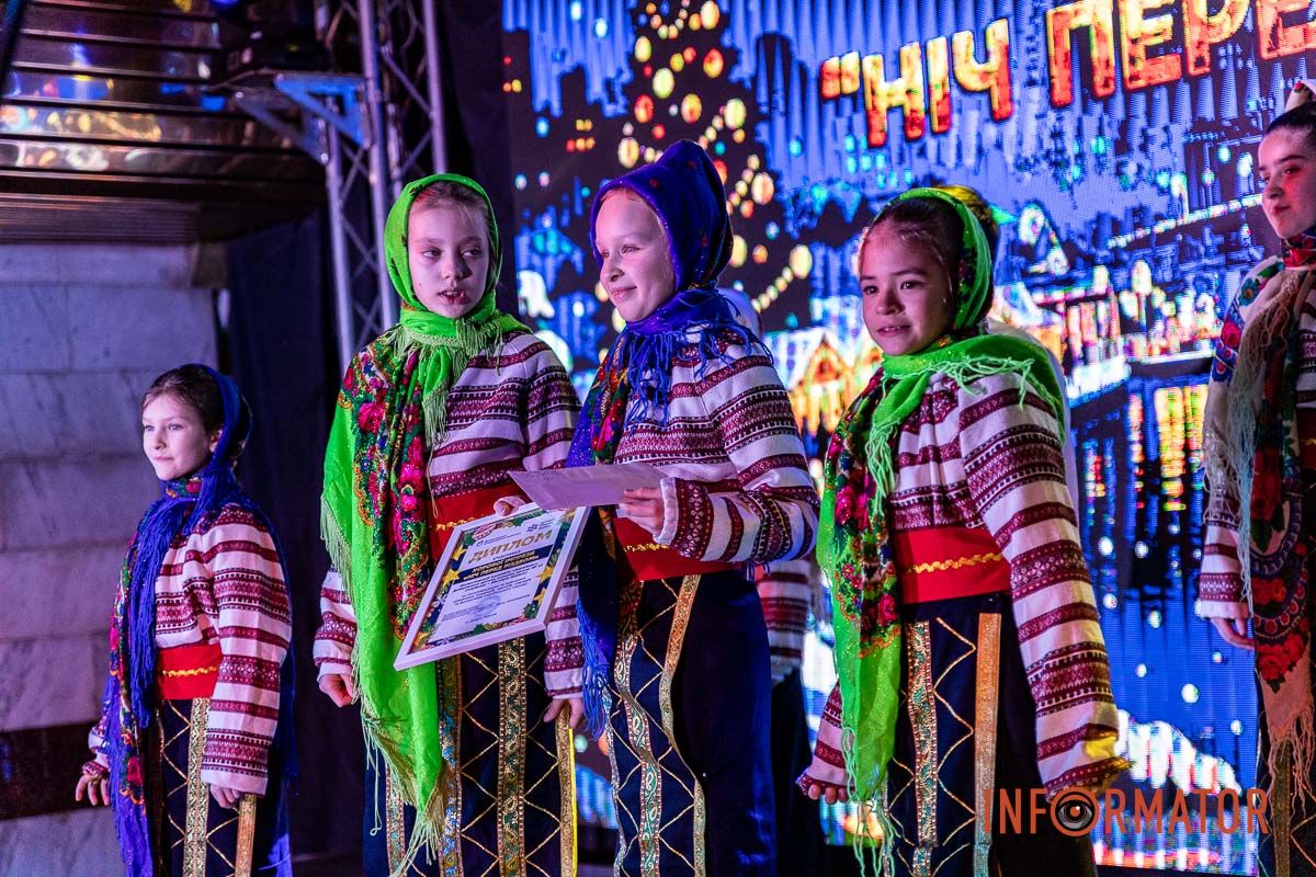 «Ніч перед Різдвом» у метро: як Дніпро колядував на станції «Вокзальна» 9