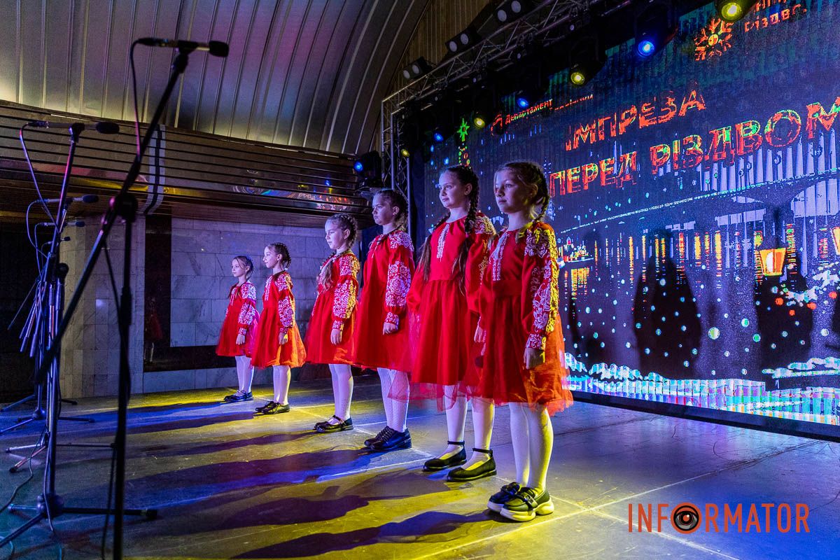 «Ніч перед Різдвом» у метро: як Дніпро колядував на станції «Вокзальна» 10