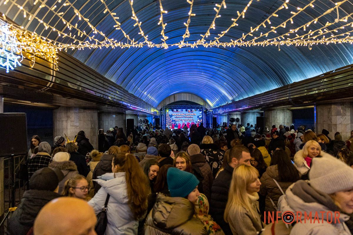 «Ніч перед Різдвом» у метро: як Дніпро колядував на станції «Вокзальна» 12