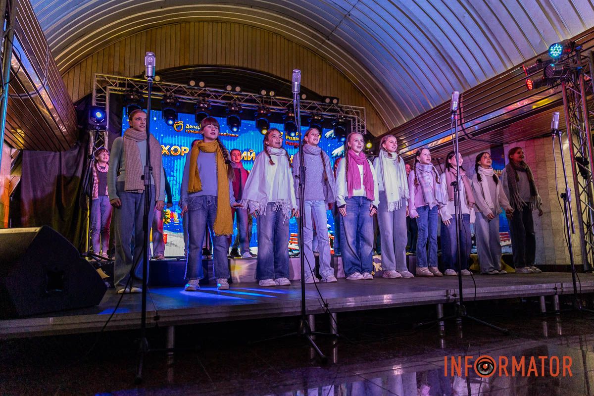 «Ніч перед Різдвом» у метро: як Дніпро колядував на станції «Вокзальна» 14
