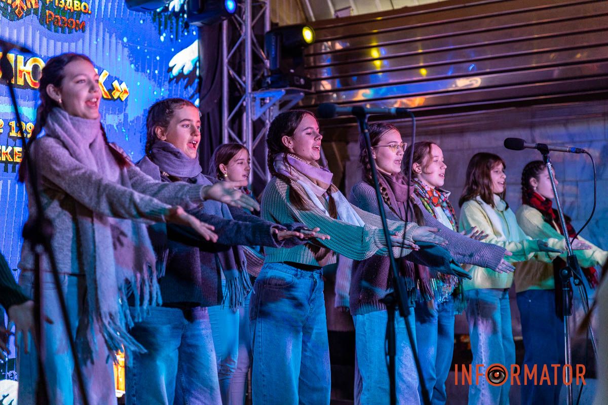 «Ніч перед Різдвом» у метро: як Дніпро колядував на станції «Вокзальна» 15