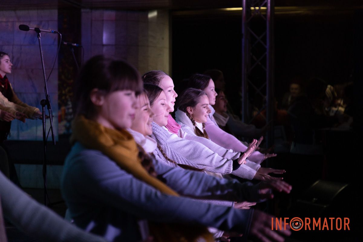 «Ніч перед Різдвом» у метро: як Дніпро колядував на станції «Вокзальна» 16