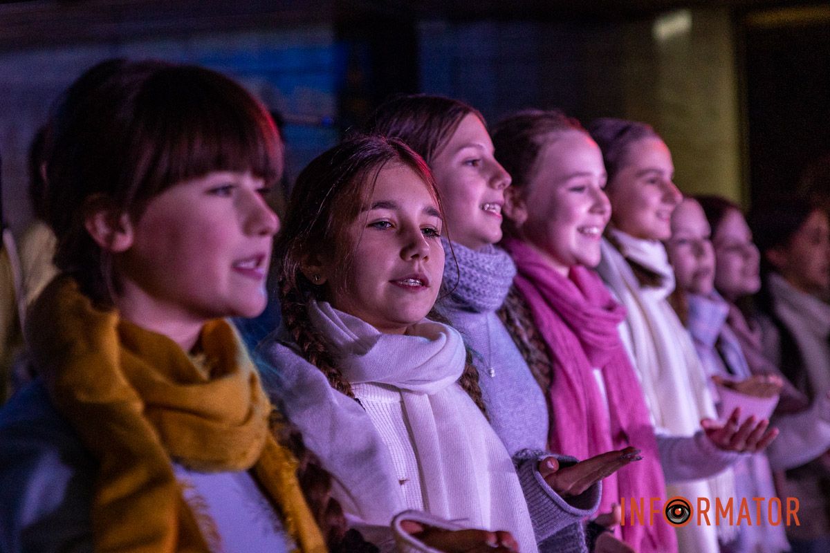 «Ніч перед Різдвом» у метро: як Дніпро колядував на станції «Вокзальна» 17