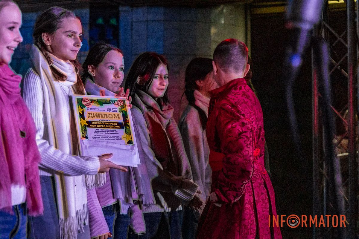 «Ніч перед Різдвом» у метро: як Дніпро колядував на станції «Вокзальна» 18
