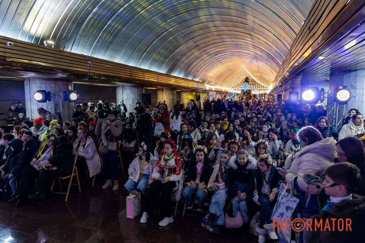 «Ніч перед Різдвом» у метро: як Дніпро колядував на станції «Вокзальна» 20
