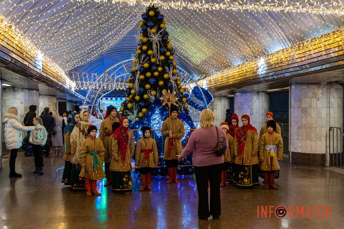 «Ніч перед Різдвом» у метро: як Дніпро колядував на станції «Вокзальна» 21