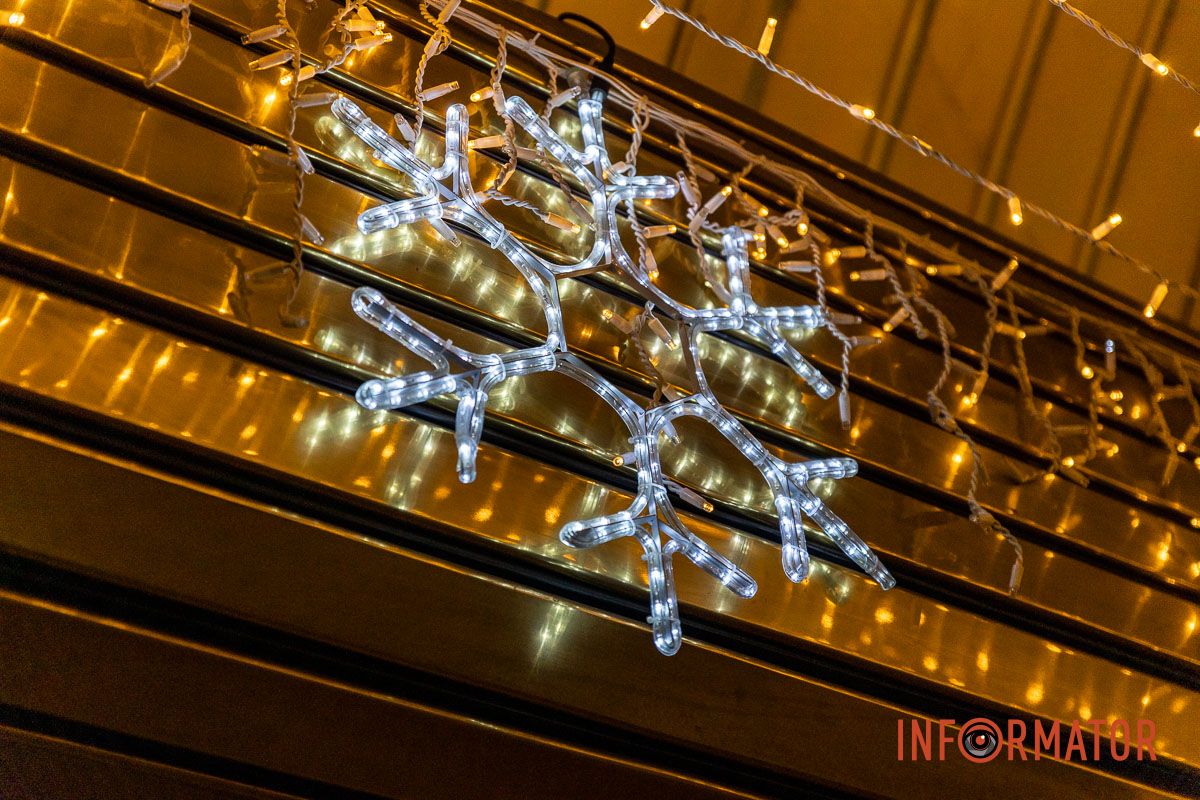 Святкову локацію вже встановили та прикрасили