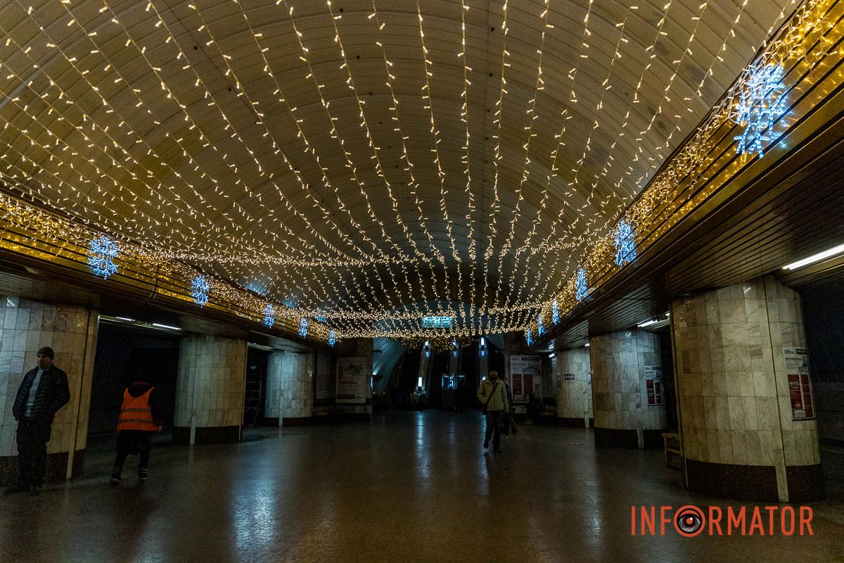 Поруч розмістили святкову ілюмінацію