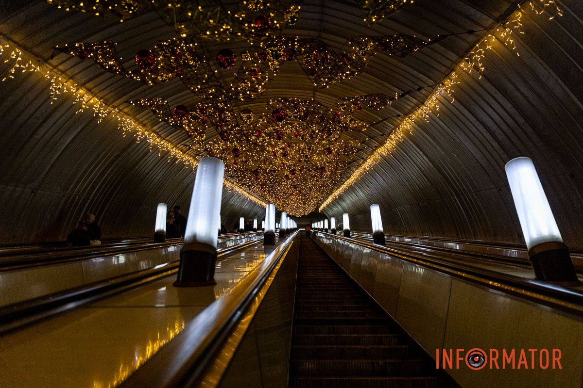 Із цього дня і до 14 січня вхід на станцію метро «Вокзальна» зроблять безкоштовним, щоб мешканці та гості міста могли відвідати новорічну локацію