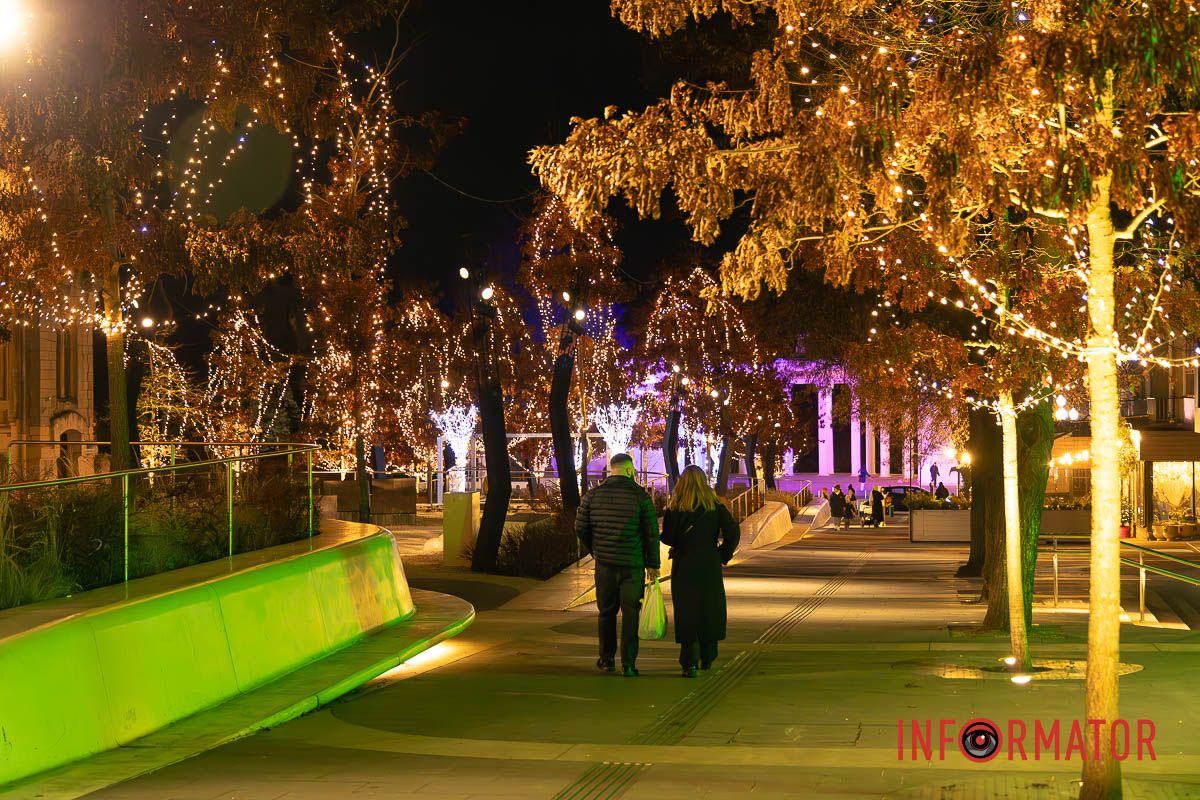 Світло Різдва у центрі Дніпра: як засяяла вулиця Яворницького 1