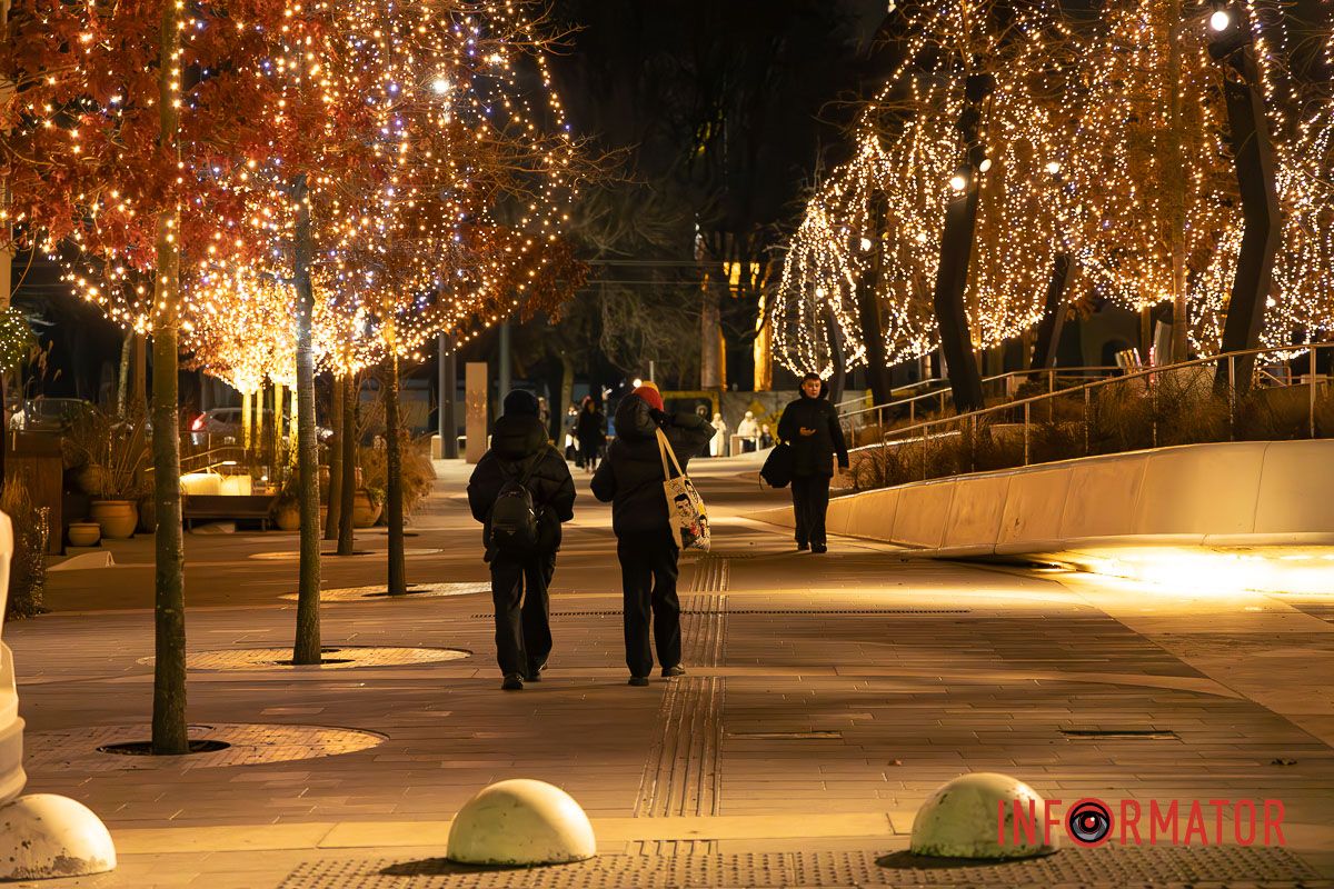 Світло Різдва у центрі Дніпра: як засяяла вулиця Яворницького 4