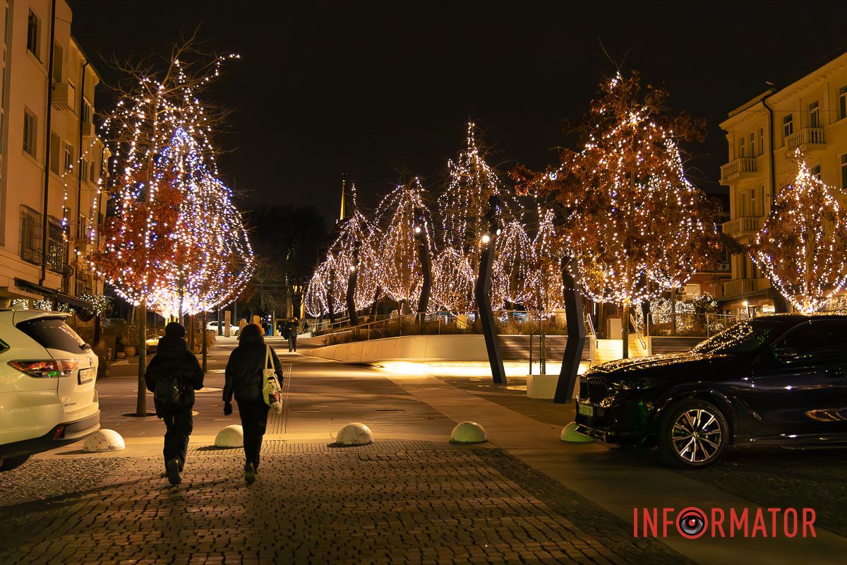 Світло Різдва у центрі Дніпра: як засяяла вулиця Яворницького 3