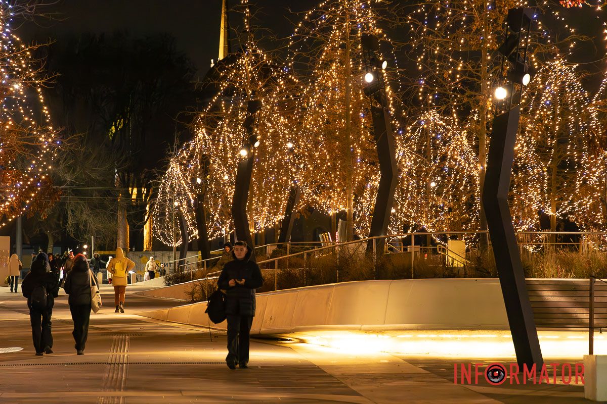 Світло Різдва у центрі Дніпра: як засяяла вулиця Яворницького 5
