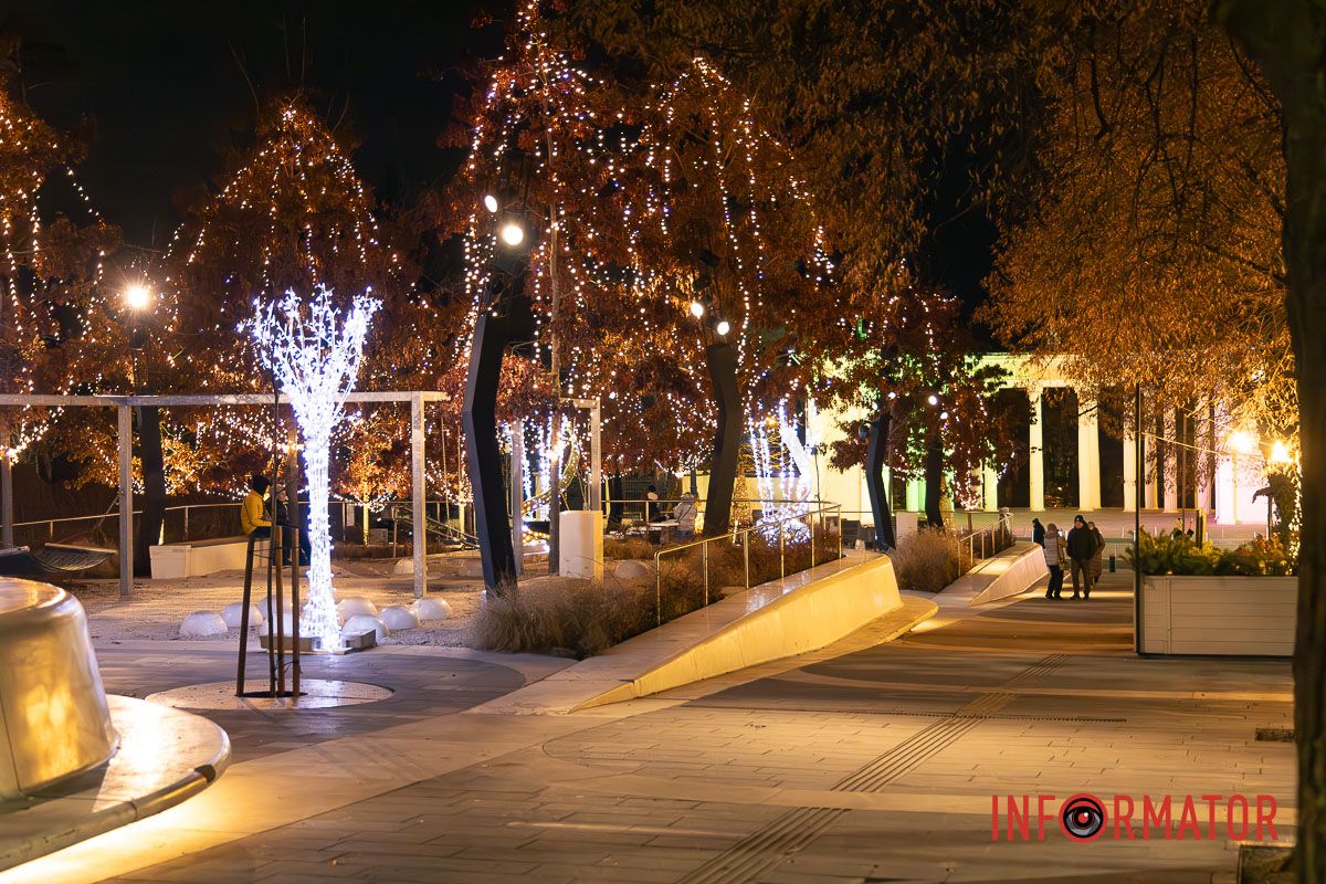 Світло Різдва у центрі Дніпра: як засяяла вулиця Яворницького 8