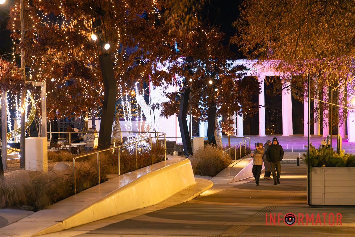 Світло Різдва у центрі Дніпра: як засяяла вулиця Яворницького 9