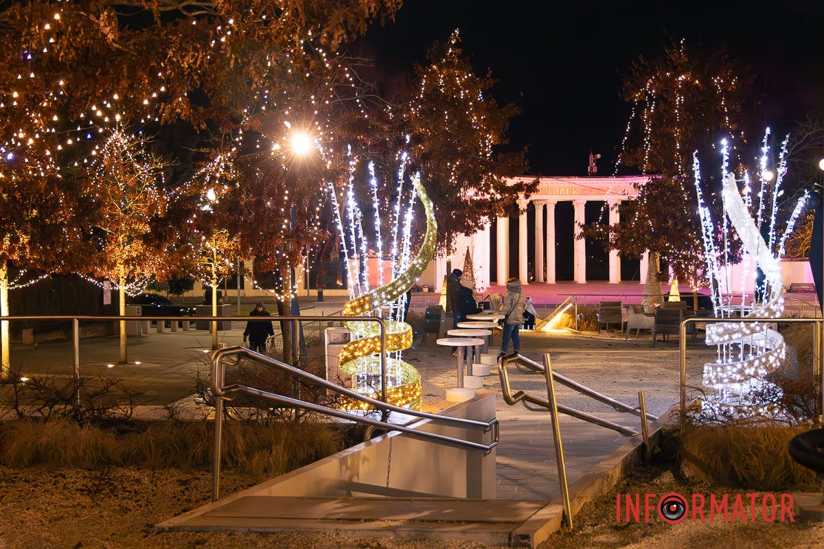 Світло Різдва у центрі Дніпра: як засяяла вулиця Яворницького 11