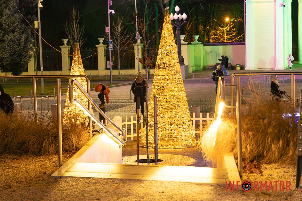 Світло Різдва у центрі Дніпра: як засяяла вулиця Яворницького 13