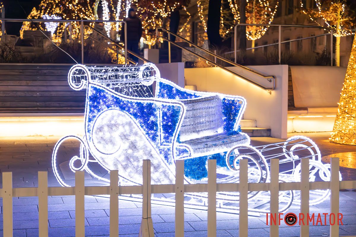 Світло Різдва у центрі Дніпра: як засяяла вулиця Яворницького 15