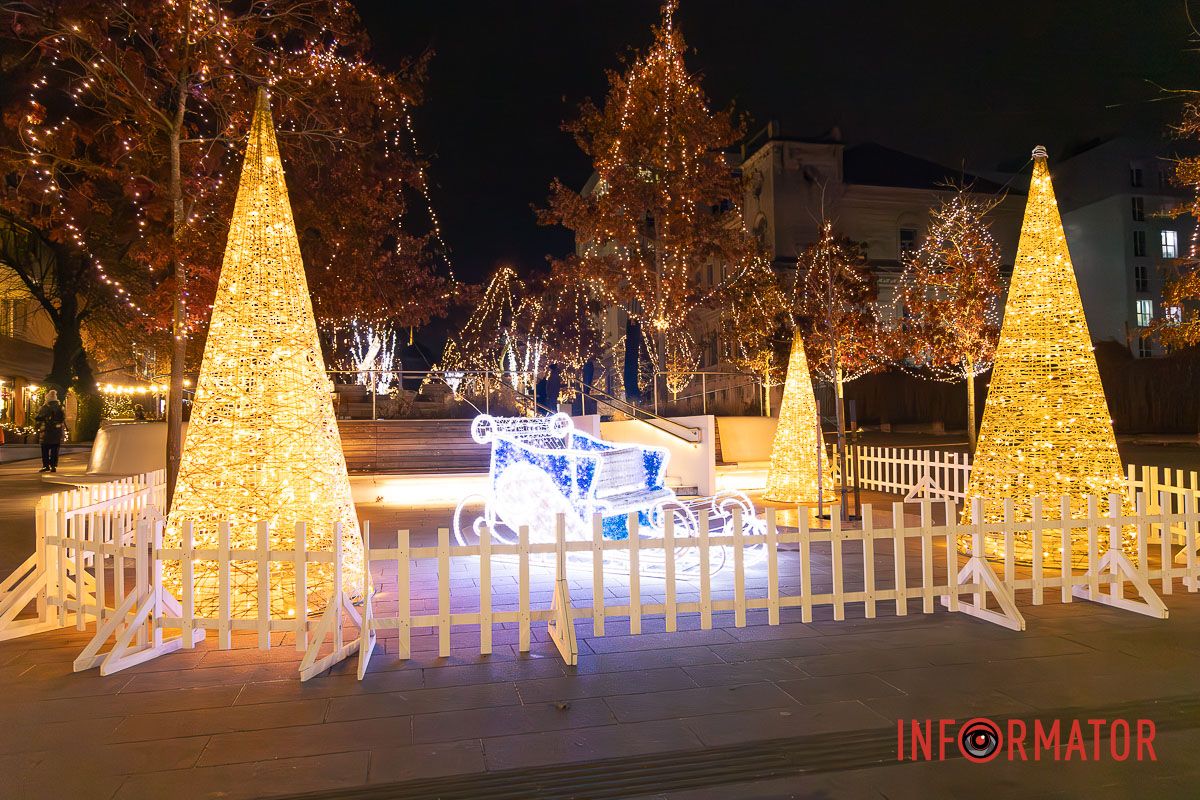 Світло Різдва у центрі Дніпра: як засяяла вулиця Яворницького 16