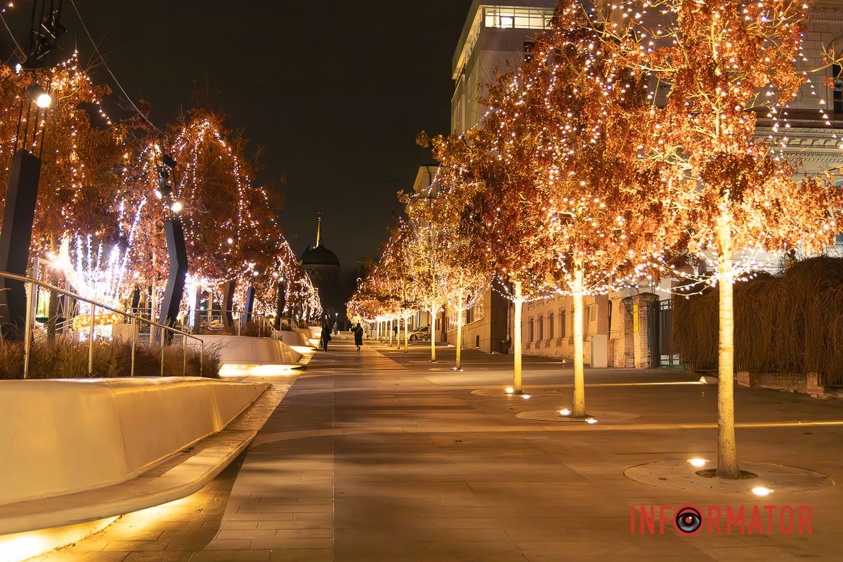 Світло Різдва у центрі Дніпра: як засяяла вулиця Яворницького 17
