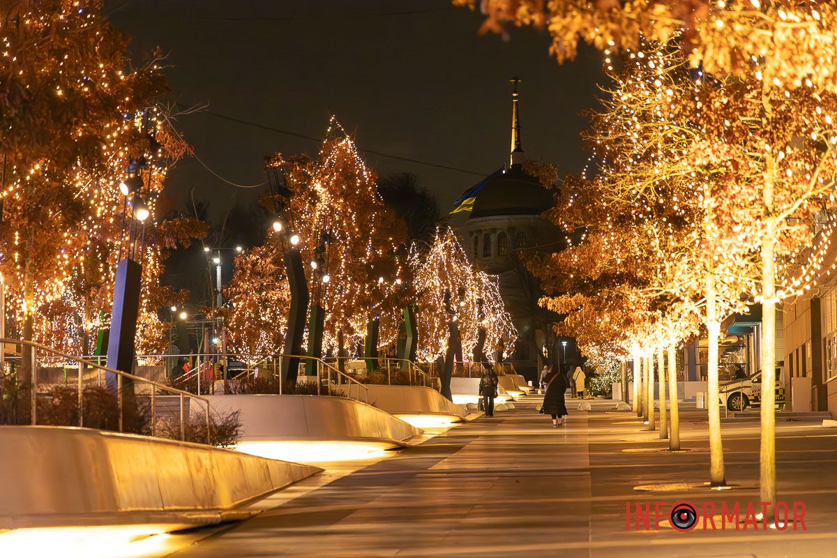 Світло Різдва у центрі Дніпра: як засяяла вулиця Яворницького 18